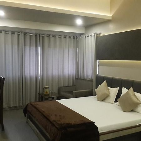 Hotel Oasis Мумбаи Экстерьер фото