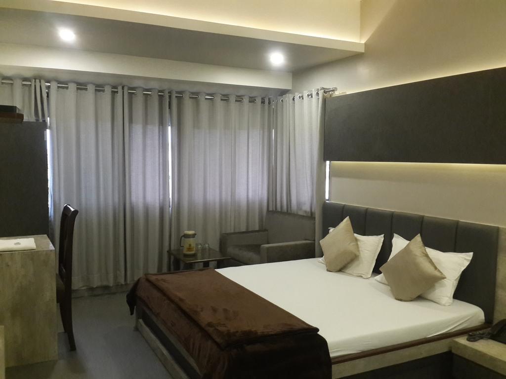 Hotel Oasis Мумбаи Экстерьер фото