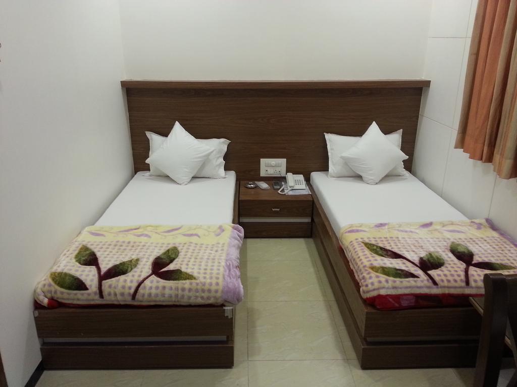 Hotel Oasis Мумбаи Экстерьер фото