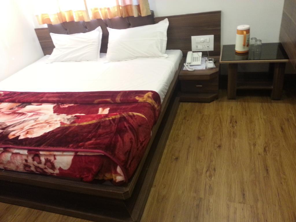 Hotel Oasis Мумбаи Номер фото