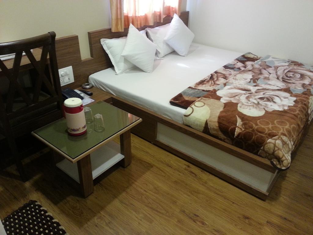 Hotel Oasis Мумбаи Номер фото
