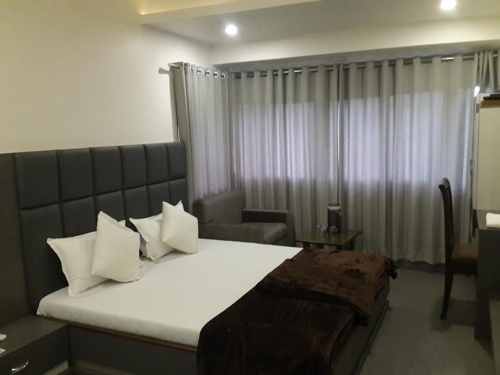 Hotel Oasis Мумбаи Экстерьер фото