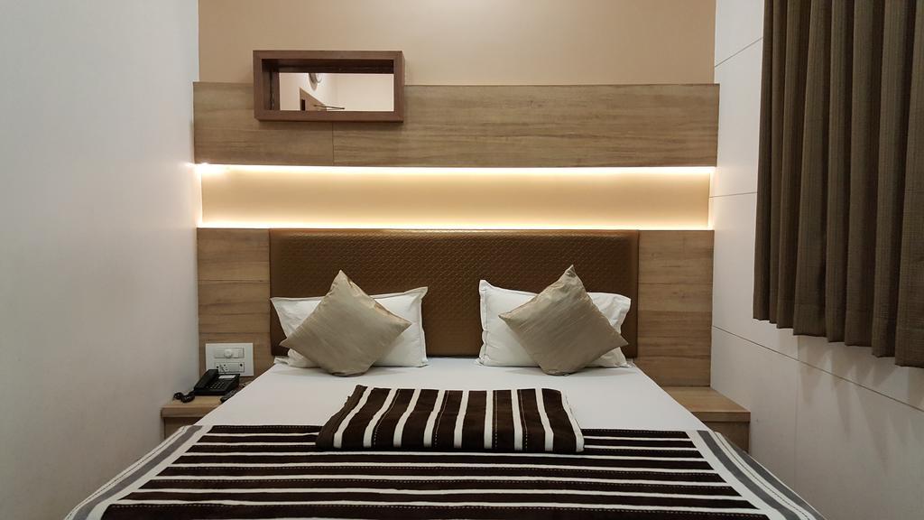 Hotel Oasis Мумбаи Экстерьер фото