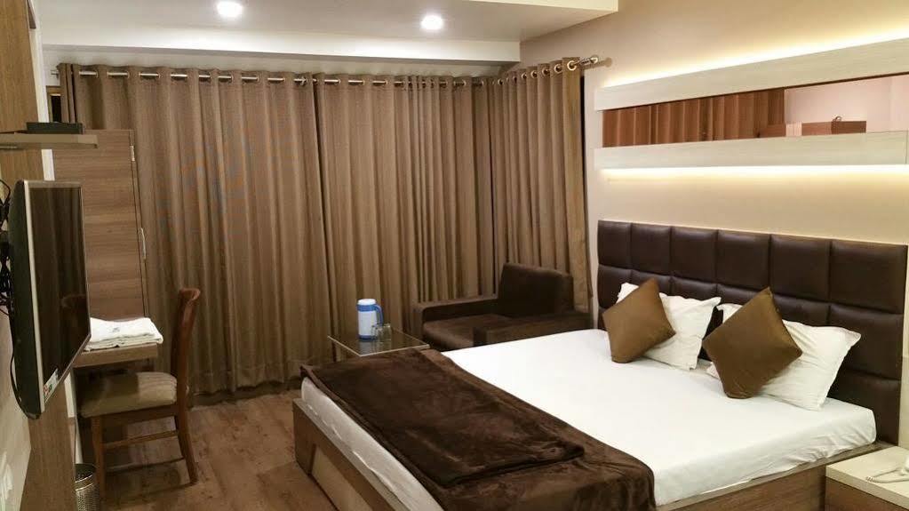 Hotel Oasis Мумбаи Экстерьер фото