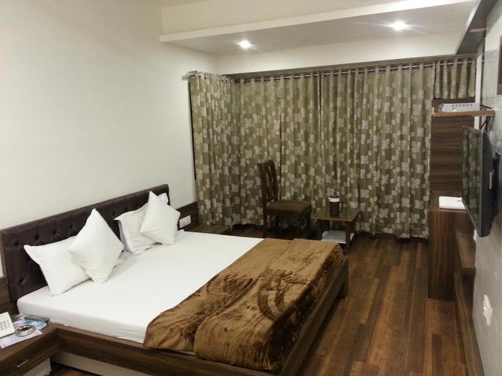 Hotel Oasis Мумбаи Экстерьер фото
