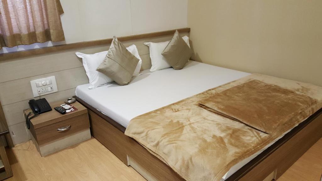 Hotel Oasis Мумбаи Экстерьер фото