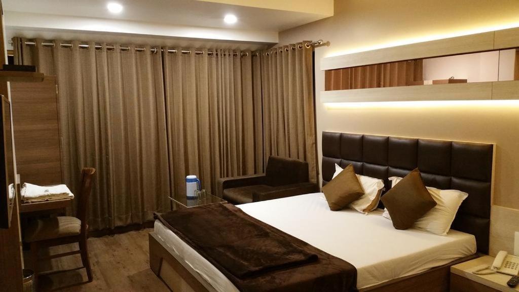 Hotel Oasis Мумбаи Экстерьер фото