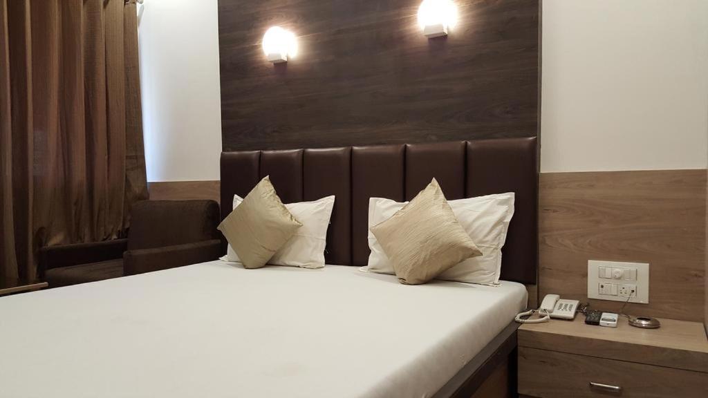 Hotel Oasis Мумбаи Экстерьер фото